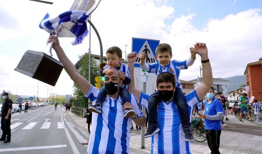 Los héroes han llegado al aeropuerto de Hondarribia en torno a las 14.5 horas. Los capitanes Asier Illarramendi y Mikel Oyarzabal han sido los encargados de trasladar la Copa a la llegada al territorio guipuzcoano. La afición ha querido recibirlos y ha acudido a las cercanías del aeropuerto para saludar a los jugadores. 