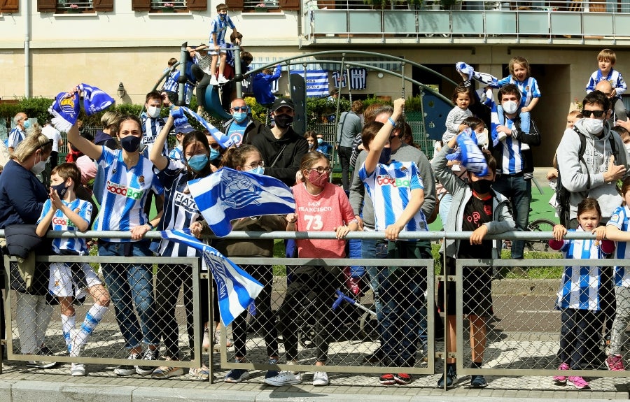 Los héroes han llegado al aeropuerto de Hondarribia en torno a las 14.5 horas. Los capitanes Asier Illarramendi y Mikel Oyarzabal han sido los encargados de trasladar la Copa a la llegada al territorio guipuzcoano. La afición ha querido recibirlos y ha acudido a las cercanías del aeropuerto para saludar a los jugadores. 