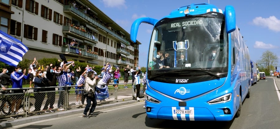 Los héroes han llegado al aeropuerto de Hondarribia en torno a las 14.5 horas. Los capitanes Asier Illarramendi y Mikel Oyarzabal han sido los encargados de trasladar la Copa a la llegada al territorio guipuzcoano. La afición ha querido recibirlos y ha acudido a las cercanías del aeropuerto para saludar a los jugadores. 