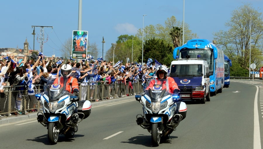 Los héroes han llegado al aeropuerto de Hondarribia en torno a las 14.5 horas. Los capitanes Asier Illarramendi y Mikel Oyarzabal han sido los encargados de trasladar la Copa a la llegada al territorio guipuzcoano. La afición ha querido recibirlos y ha acudido a las cercanías del aeropuerto para saludar a los jugadores. 