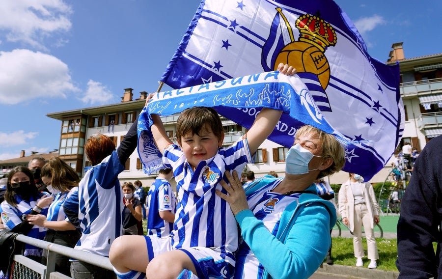 Los héroes han llegado al aeropuerto de Hondarribia en torno a las 14.5 horas. Los capitanes Asier Illarramendi y Mikel Oyarzabal han sido los encargados de trasladar la Copa a la llegada al territorio guipuzcoano. La afición ha querido recibirlos y ha acudido a las cercanías del aeropuerto para saludar a los jugadores. 