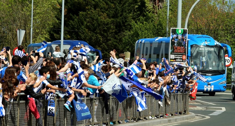 Los héroes han llegado al aeropuerto de Hondarribia en torno a las 14.5 horas. Los capitanes Asier Illarramendi y Mikel Oyarzabal han sido los encargados de trasladar la Copa a la llegada al territorio guipuzcoano. La afición ha querido recibirlos y ha acudido a las cercanías del aeropuerto para saludar a los jugadores. 