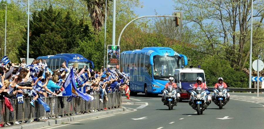 Los héroes han llegado al aeropuerto de Hondarribia en torno a las 14.5 horas. Los capitanes Asier Illarramendi y Mikel Oyarzabal han sido los encargados de trasladar la Copa a la llegada al territorio guipuzcoano. La afición ha querido recibirlos y ha acudido a las cercanías del aeropuerto para saludar a los jugadores. 