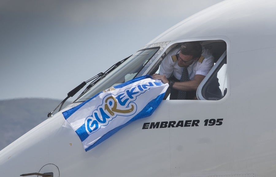 Los héroes han llegado al aeropuerto de Hondarribia en torno a las 14.5 horas. Los capitanes Asier Illarramendi y Mikel Oyarzabal han sido los encargados de trasladar la Copa a la llegada al territorio guipuzcoano. 