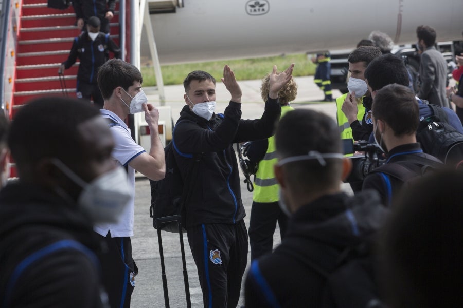 Los héroes han llegado al aeropuerto de Hondarribia en torno a las 14.5 horas. Los capitanes Asier Illarramendi y Mikel Oyarzabal han sido los encargados de trasladar la Copa a la llegada al territorio guipuzcoano. 