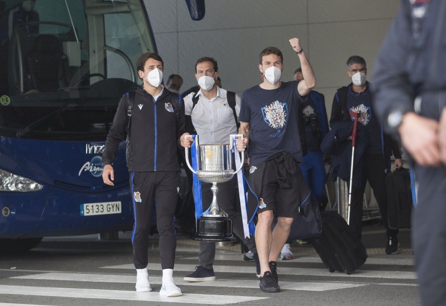 Los héroes han llegado al aeropuerto de Hondarribia en torno a las 14.5 horas. Los capitanes Asier Illarramendi y Mikel Oyarzabal han sido los encargados de trasladar la Copa a la llegada al territorio guipuzcoano. 