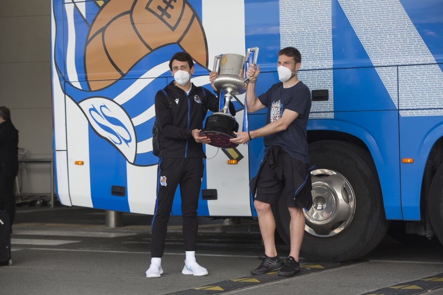 Los héroes han llegado al aeropuerto de Hondarribia en torno a las 14.5 horas. Los capitanes Asier Illarramendi y Mikel Oyarzabal han sido los encargados de trasladar la Copa a la llegada al territorio guipuzcoano. 