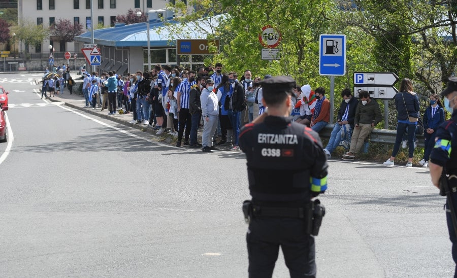 Los jugadores de la Real se han desplazado a Zubieta con la Copa. Tras la llegada de los autobuses txuri-urdin la Ertzaintza ha comenzado a disolver a la multitud que se ha concentrado alrededor de la rotonda de Bugati. Los aficionados se han acercado hasta las inmediaciones de Zubieta para mostrar su agradecimiento a los campeones de Copa.