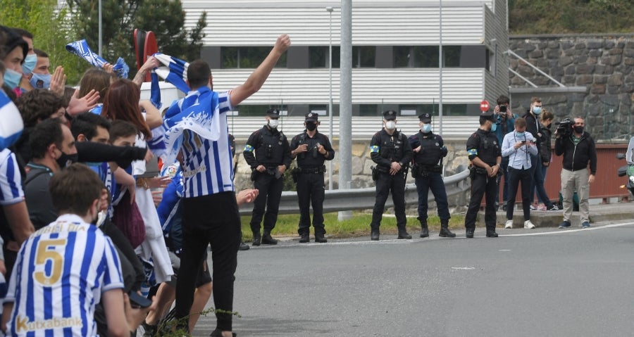 Los jugadores de la Real se han desplazado a Zubieta con la Copa. Tras la llegada de los autobuses txuri-urdin la Ertzaintza ha comenzado a disolver a la multitud que se ha concentrado alrededor de la rotonda de Bugati. Los aficionados se han acercado hasta las inmediaciones de Zubieta para mostrar su agradecimiento a los campeones de Copa.