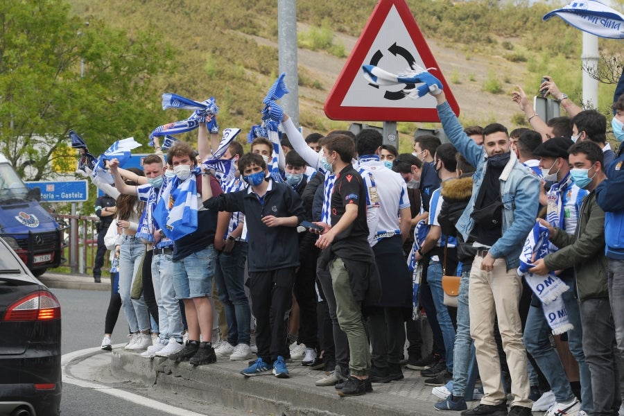 Los jugadores de la Real se han desplazado a Zubieta con la Copa. Tras la llegada de los autobuses txuri-urdin la Ertzaintza ha comenzado a disolver a la multitud que se ha concentrado alrededor de la rotonda de Bugati. Los aficionados se han acercado hasta las inmediaciones de Zubieta para mostrar su agradecimiento a los campeones de Copa.