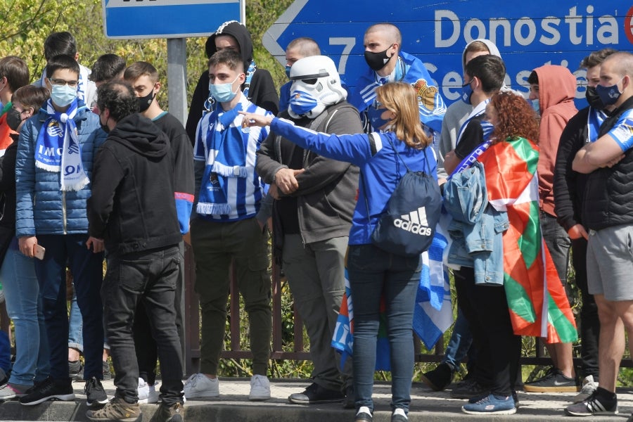 Los jugadores de la Real se han desplazado a Zubieta con la Copa. Tras la llegada de los autobuses txuri-urdin la Ertzaintza ha comenzado a disolver a la multitud que se ha concentrado alrededor de la rotonda de Bugati. Los aficionados se han acercado hasta las inmediaciones de Zubieta para mostrar su agradecimiento a los campeones de Copa.