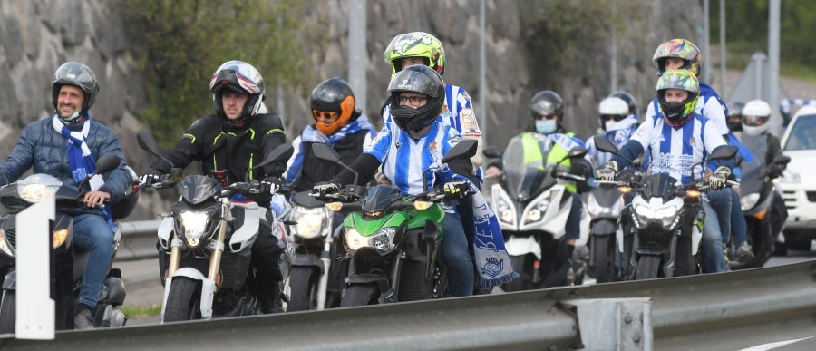 Los jugadores de la Real se han desplazado a Zubieta con la Copa. Tras la llegada de los autobuses txuri-urdin la Ertzaintza ha comenzado a disolver a la multitud que se ha concentrado alrededor de la rotonda de Bugati. Los aficionados se han acercado hasta las inmediaciones de Zubieta para mostrar su agradecimiento a los campeones de Copa.