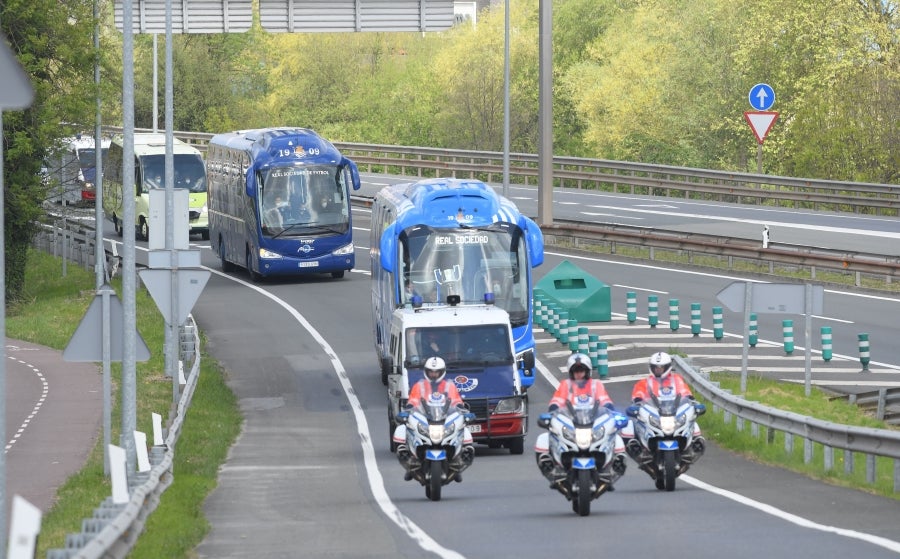 Los jugadores de la Real se han desplazado a Zubieta con la Copa. Tras la llegada de los autobuses txuri-urdin la Ertzaintza ha comenzado a disolver a la multitud que se ha concentrado alrededor de la rotonda de Bugati. Los aficionados se han acercado hasta las inmediaciones de Zubieta para mostrar su agradecimiento a los campeones de Copa.