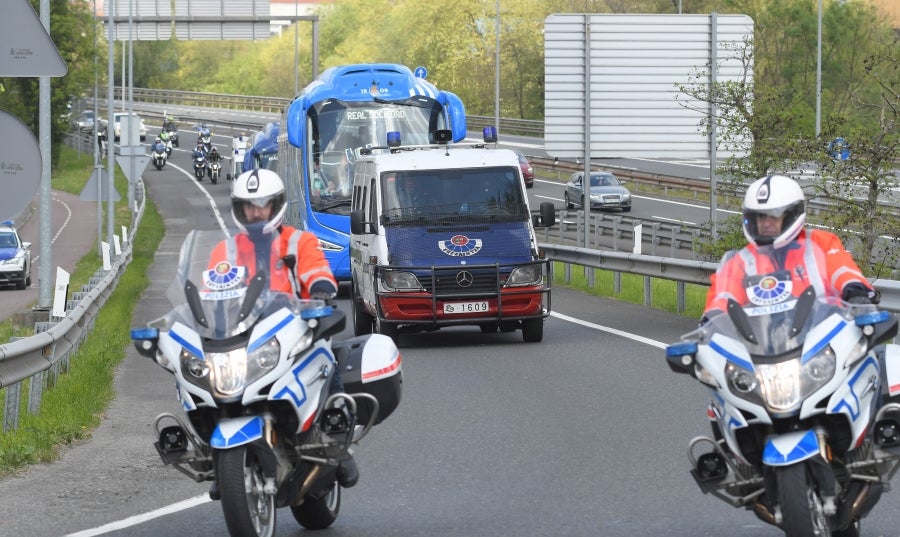 Los jugadores de la Real se han desplazado a Zubieta con la Copa. Tras la llegada de los autobuses txuri-urdin la Ertzaintza ha comenzado a disolver a la multitud que se ha concentrado alrededor de la rotonda de Bugati. Los aficionados se han acercado hasta las inmediaciones de Zubieta para mostrar su agradecimiento a los campeones de Copa.