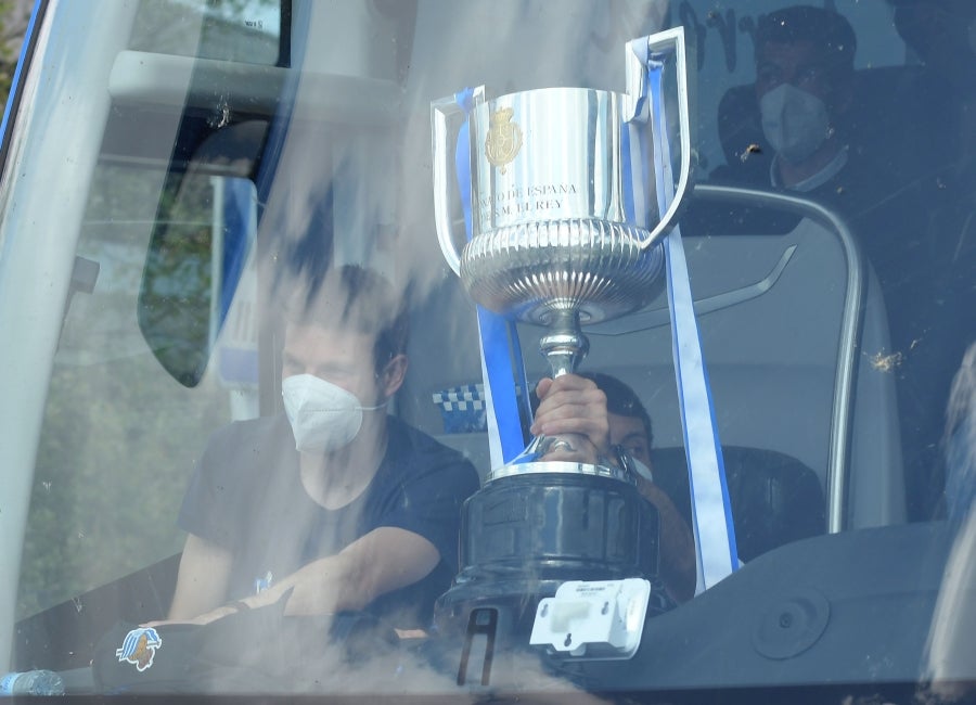Los jugadores de la Real se han desplazado a Zubieta con la Copa. Tras la llegada de los autobuses txuri-urdin la Ertzaintza ha comenzado a disolver a la multitud que se ha concentrado alrededor de la rotonda de Bugati. Los aficionados se han acercado hasta las inmediaciones de Zubieta para mostrar su agradecimiento a los campeones de Copa.