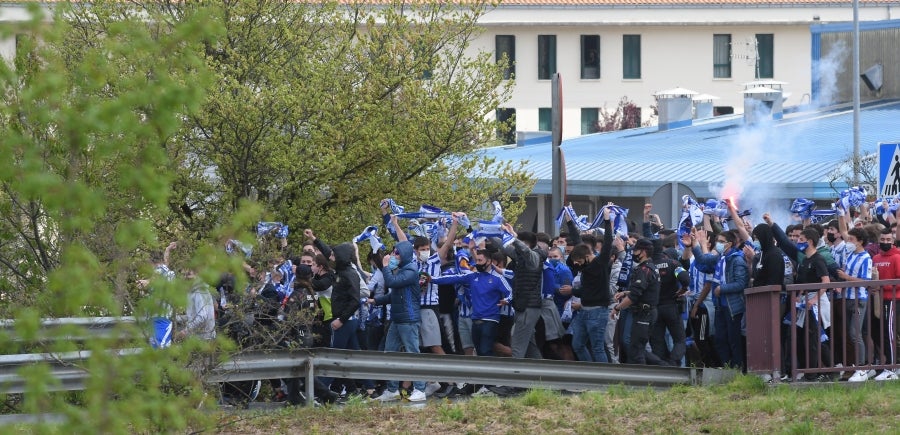 Los jugadores de la Real se han desplazado a Zubieta con la Copa. Tras la llegada de los autobuses txuri-urdin la Ertzaintza ha comenzado a disolver a la multitud que se ha concentrado alrededor de la rotonda de Bugati. Los aficionados se han acercado hasta las inmediaciones de Zubieta para mostrar su agradecimiento a los campeones de Copa.