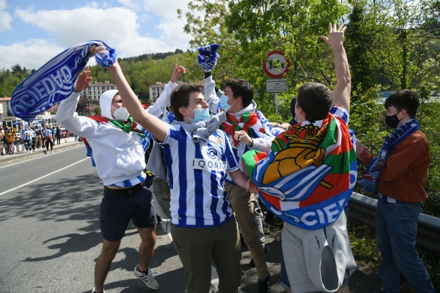 Los jugadores de la Real se han desplazado a Zubieta con la Copa. Tras la llegada de los autobuses txuri-urdin la Ertzaintza ha comenzado a disolver a la multitud que se ha concentrado alrededor de la rotonda de Bugati. Los aficionados se han acercado hasta las inmediaciones de Zubieta para mostrar su agradecimiento a los campeones de Copa.