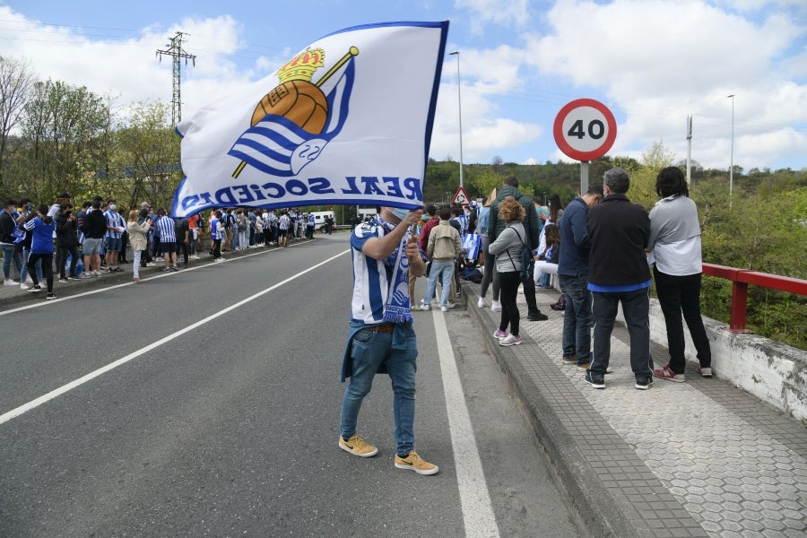 Los jugadores de la Real se han desplazado a Zubieta con la Copa. Tras la llegada de los autobuses txuri-urdin la Ertzaintza ha comenzado a disolver a la multitud que se ha concentrado alrededor de la rotonda de Bugati. Los aficionados se han acercado hasta las inmediaciones de Zubieta para mostrar su agradecimiento a los campeones de Copa.
