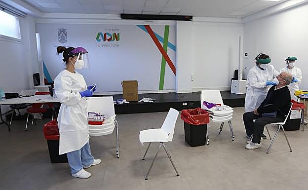 Unas 80 personas acuden al cribado en Errenteria ante un posible brote en la sidrería Egiluze