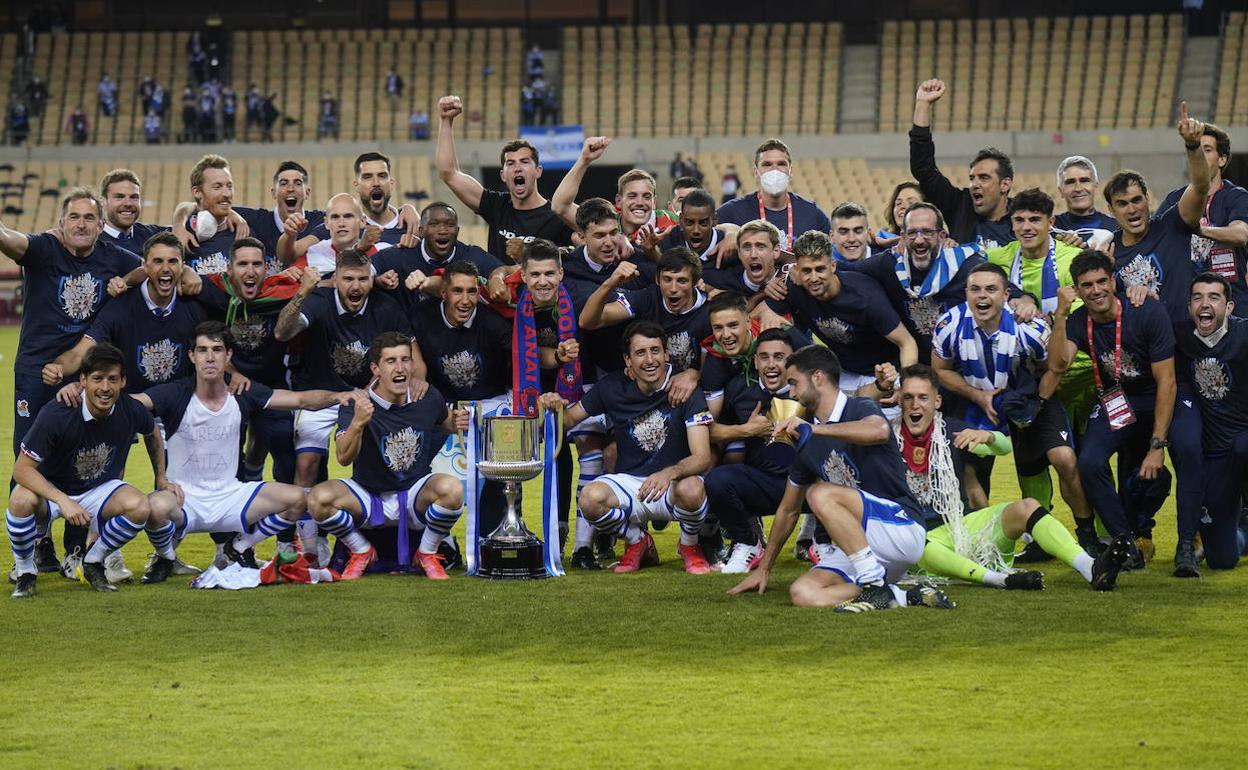 Los jugadores y los integrantes del cuerpo técnico festejan el título en La Cartuja con el trofeo. 