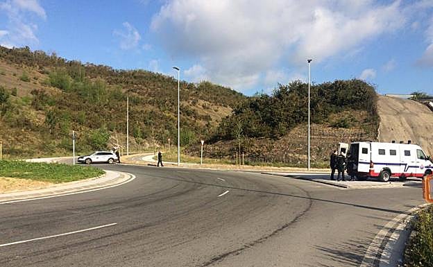 La Erzaintza vigila el acceso a Zubieta desde primera hora.