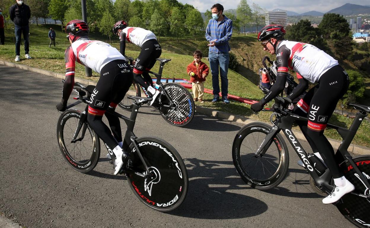 Los corredores del UAE, que tienen como jefe de filas a Tadej Pogacar, inspeccionan el recorrido de la contrarreloj de hoy. 