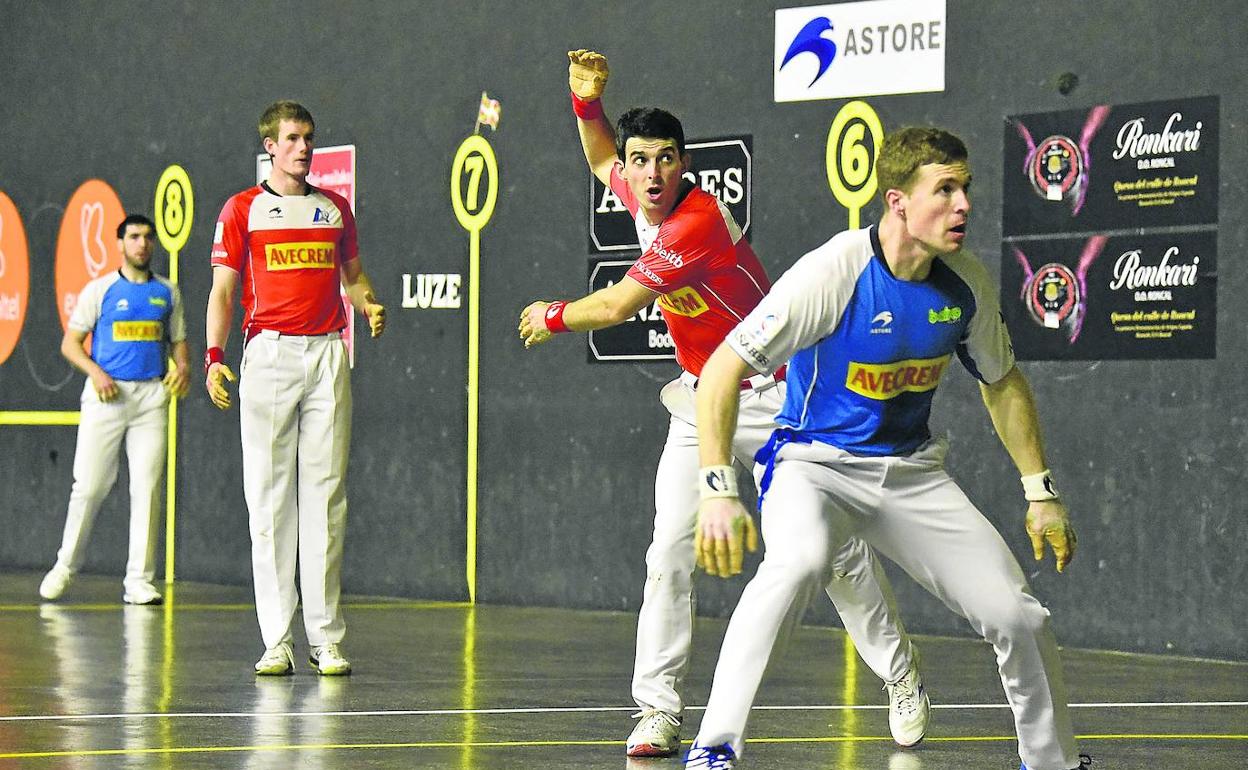 Altuna III entra de aire de zurda ante Artola anoche en el Larrunarri Amezketa. Detrás, Mariezkurrena II y Aranguren.