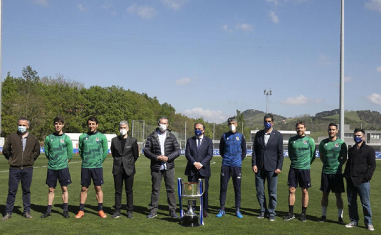 Final Copa Real Sociedad-Athletic:Las autoridades de Gipuzkoa felicitan a la Real Sociedad en Zubieta