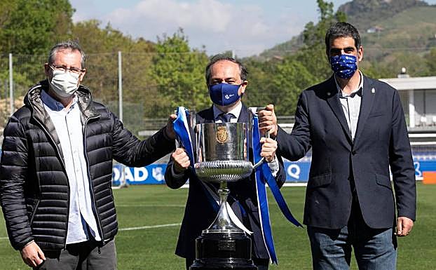 Olano, Aperribay y Goia, con la copa.