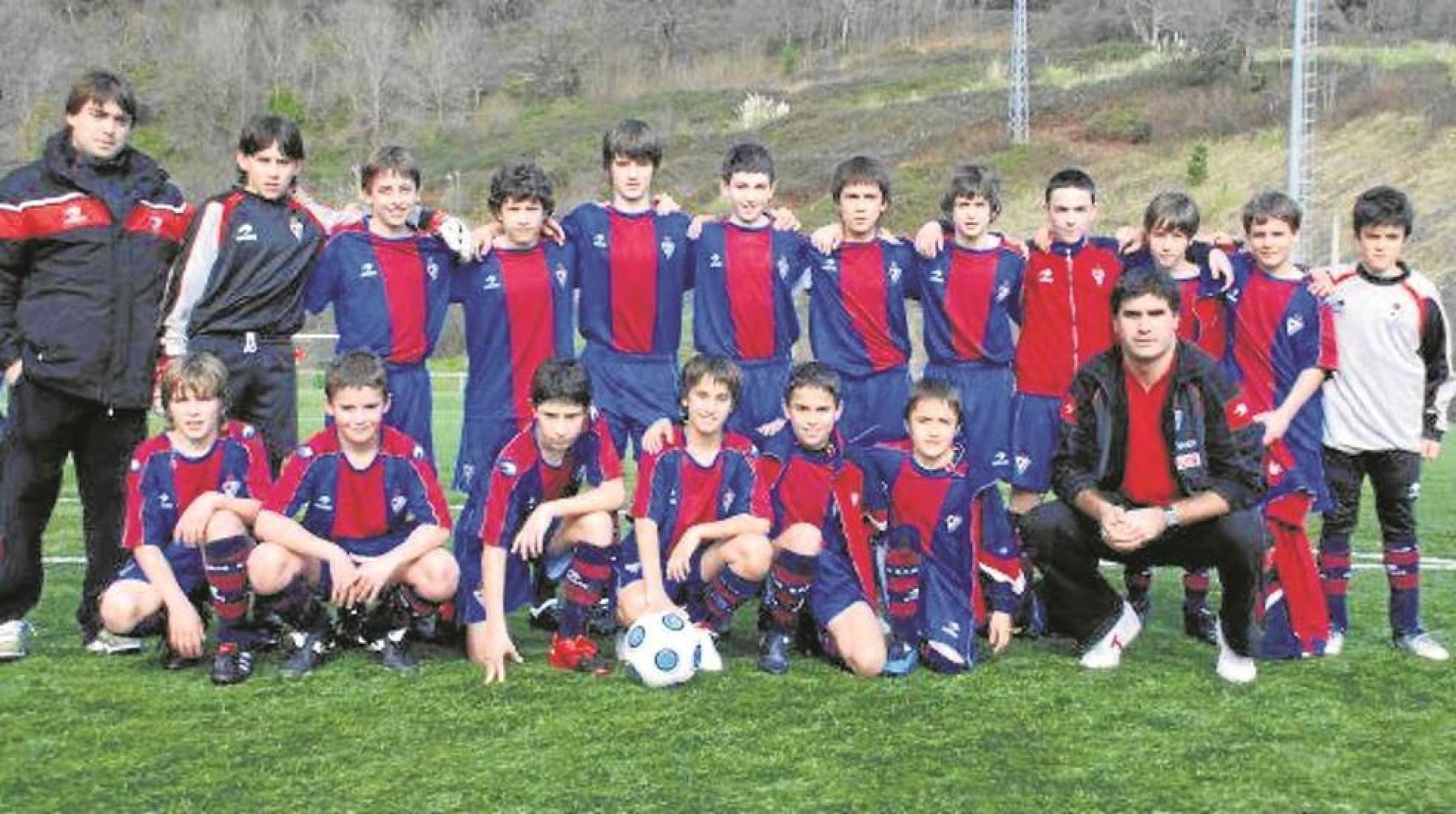 Mikel Oyarzabal en la fila de arriba, el tercero por la izquierda, defendiendo la camiseta del Eibar infantil.