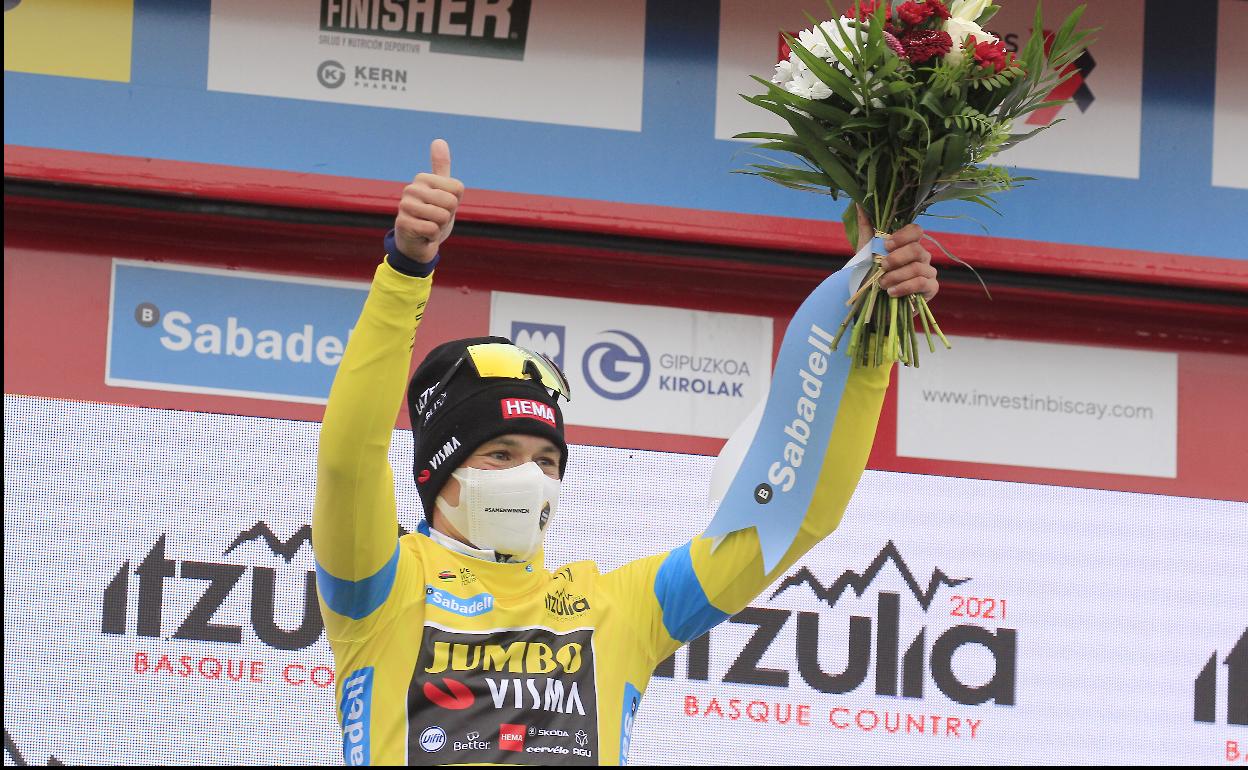 Primoz Roglic, líder de la general, en el podio de la Itzulia en Sestao.. 