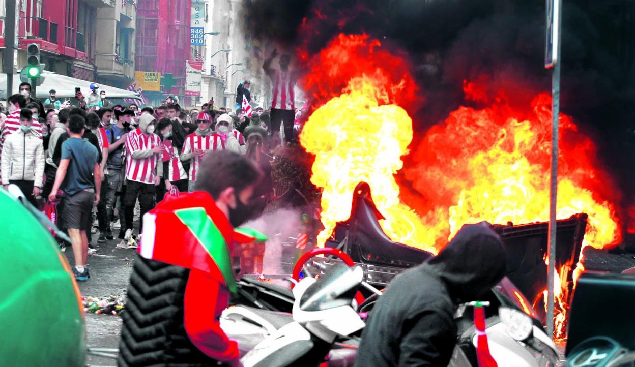 Los incidentes acabaron con contenedores quemados y jóvenes enfrentándose a la Ertzaintza. 