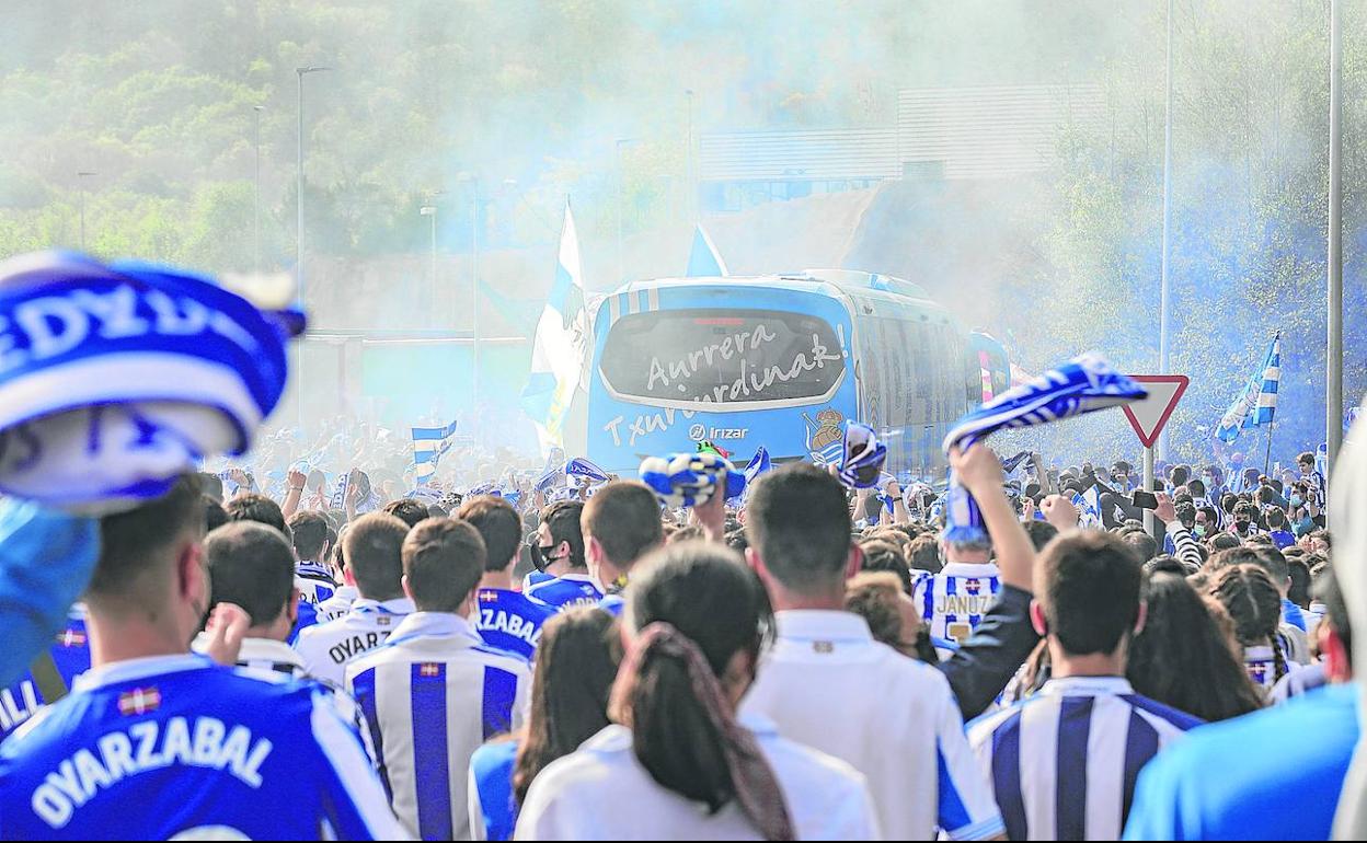 Aficionados de la Real, en la despedida del bus en Zubieta.