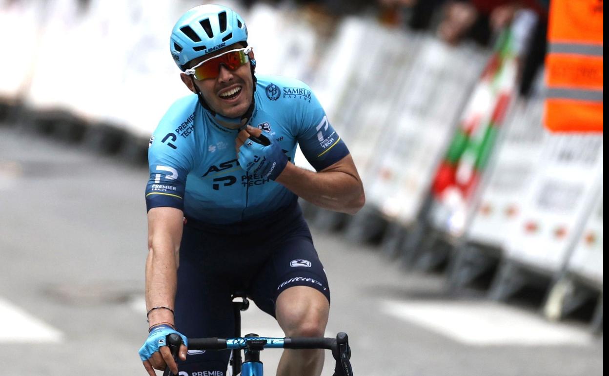 Alex Aranburu se ajusta el maillot para entrar en la meta de Sestao. 