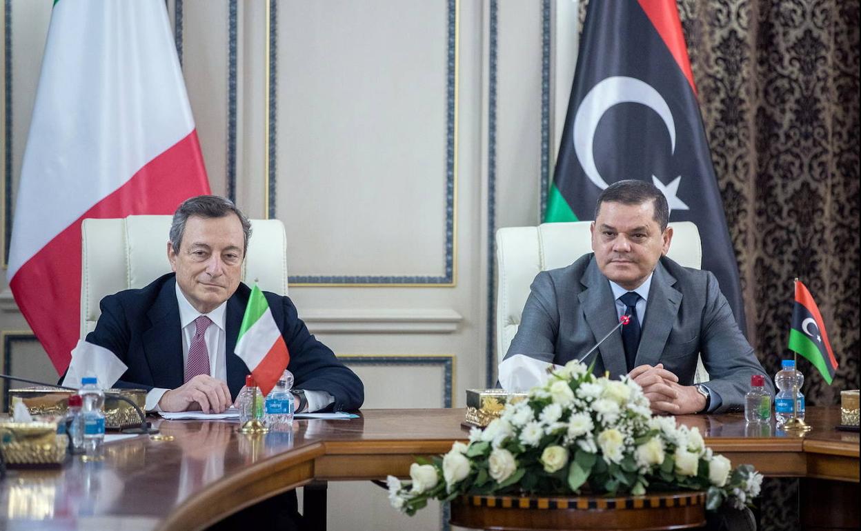 Mario Draghi y Abdul Hamid Dabaibá, este martes en Tripoli.