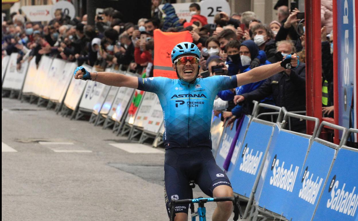 Alex Aranburu alza los brazos en la meta de Sestao.