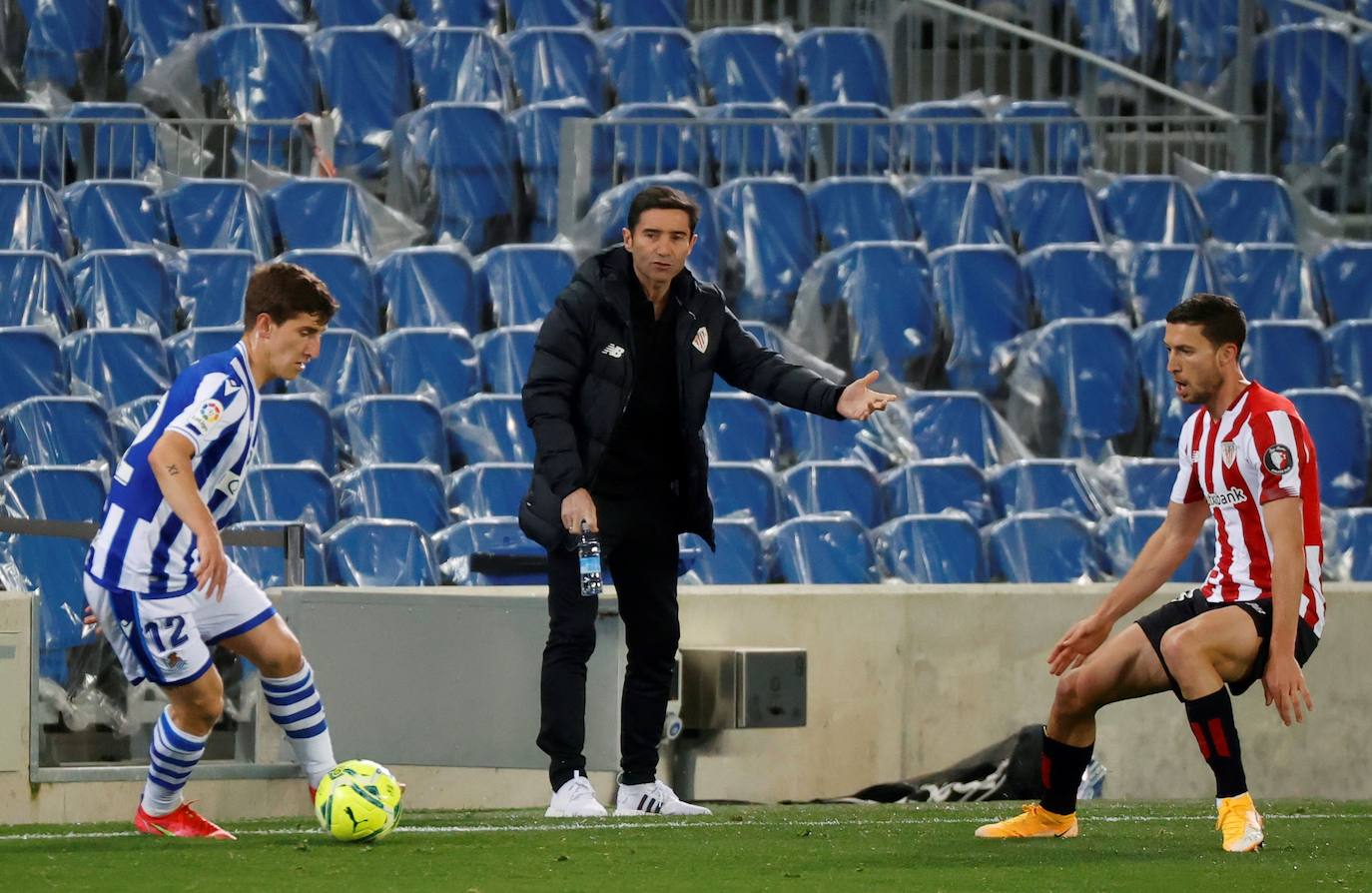 Aihen controla un balón ante De Marcos.