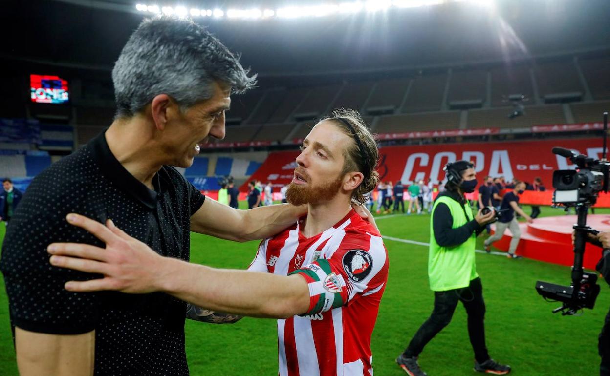 Muniain felicita a Ïmanol Alguacil tras concluir la final de Copa.