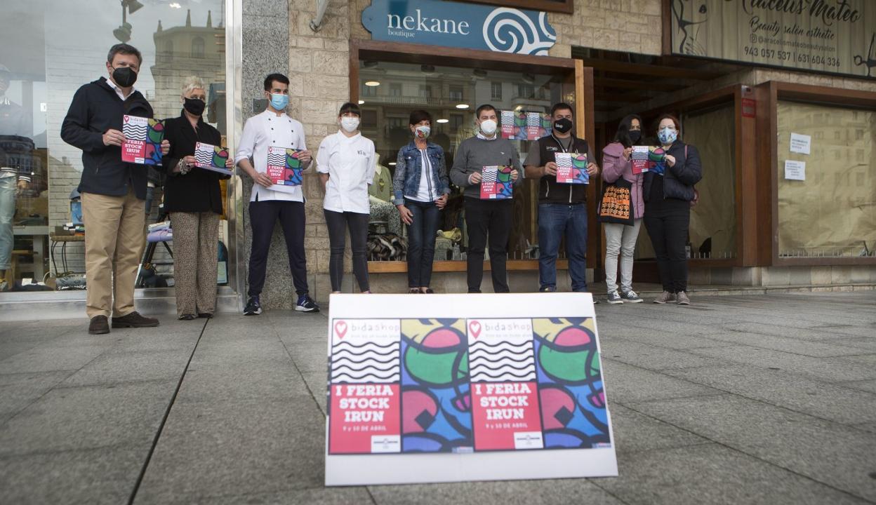 Comerciantes de la ciudad junto con el alcalde de Irun, José Antonio Santano, ayer en la presentación de la iniciativa. 