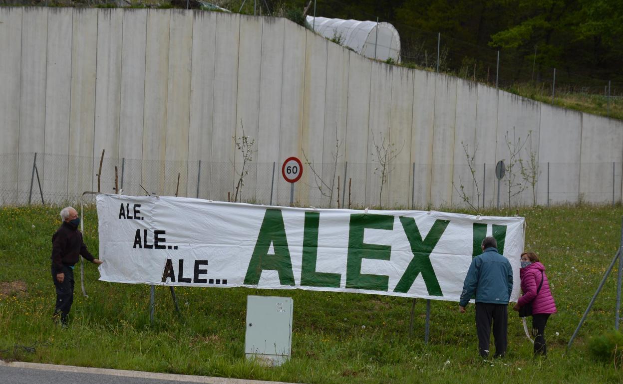 Vecinos de Ezkio colocan la pancarta tras la victoria de Aranburu.