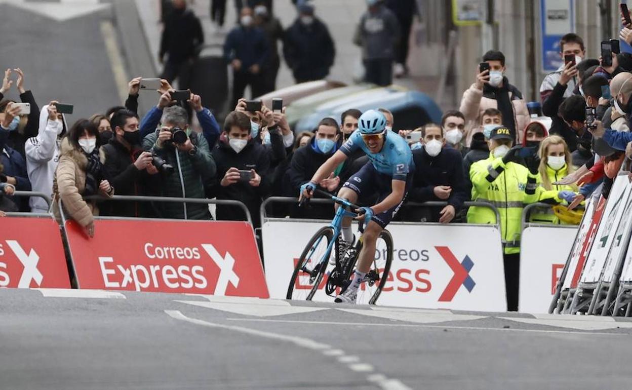 Alex Aranburu encara la recta dela meta de Sestao, camino de su primera victoria en la Itzulia. 