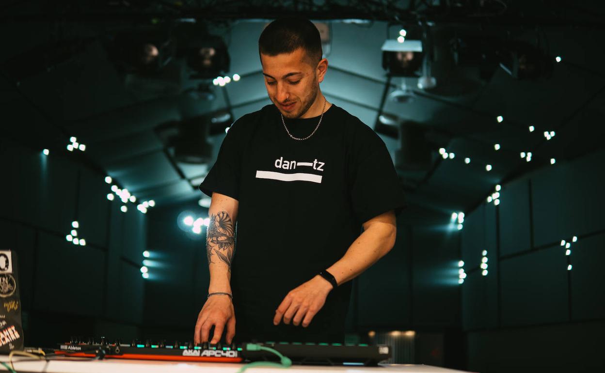 Jon Costas, un joven Dj veterano ante la mesa de mezclas. 