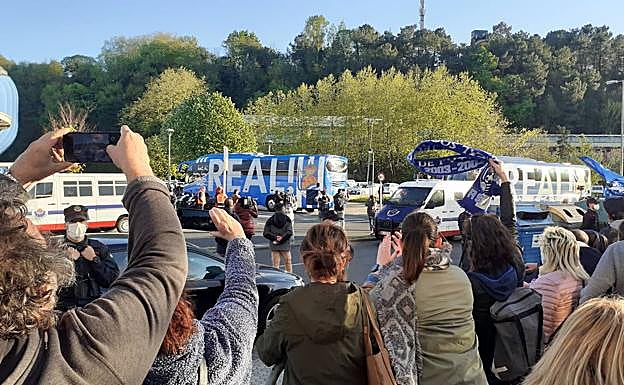 La afición recibe a la Real campeona de Copa a su llegada al estadio