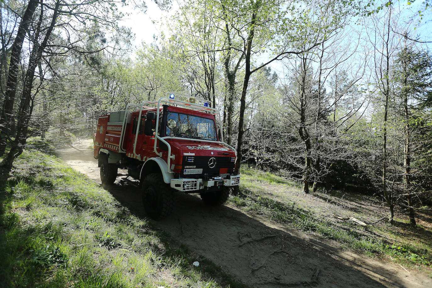Fotos: Extinguido el incendio registrado esta madrugada en una zona forestal de Ulia