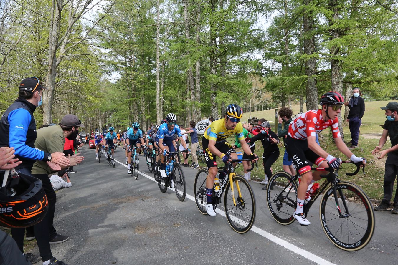 El recorrido entre Vitoria y Hondarribia ha hecho disfrutar a los aficionados con un final vibrante en el que ha ganado Ion Izagirre y ha traído un nuevo líder a la carrera. 