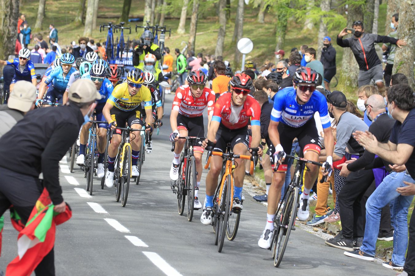 El recorrido entre Vitoria y Hondarribia ha hecho disfrutar a los aficionados con un final vibrante en el que ha ganado Ion Izagirre y ha traído un nuevo líder a la carrera. 