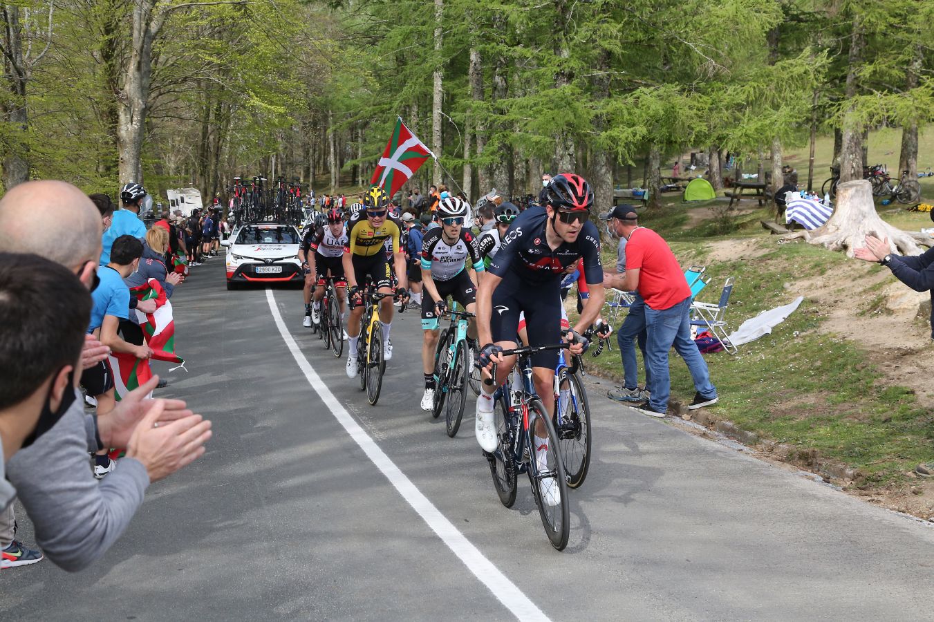 El recorrido entre Vitoria y Hondarribia ha hecho disfrutar a los aficionados con un final vibrante en el que ha ganado Ion Izagirre y ha traído un nuevo líder a la carrera. 
