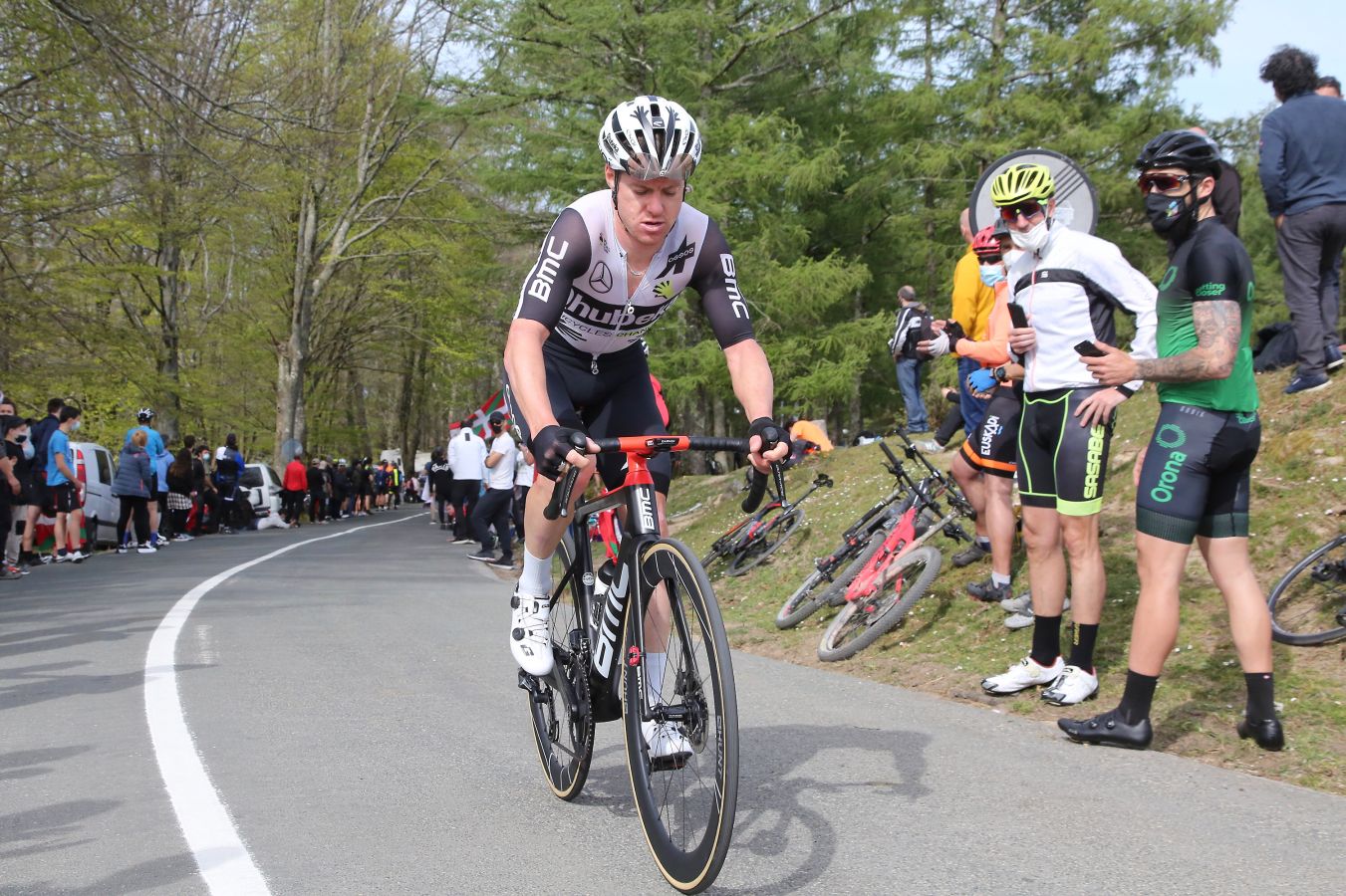 El recorrido entre Vitoria y Hondarribia ha hecho disfrutar a los aficionados con un final vibrante en el que ha ganado Ion Izagirre y ha traído un nuevo líder a la carrera. 