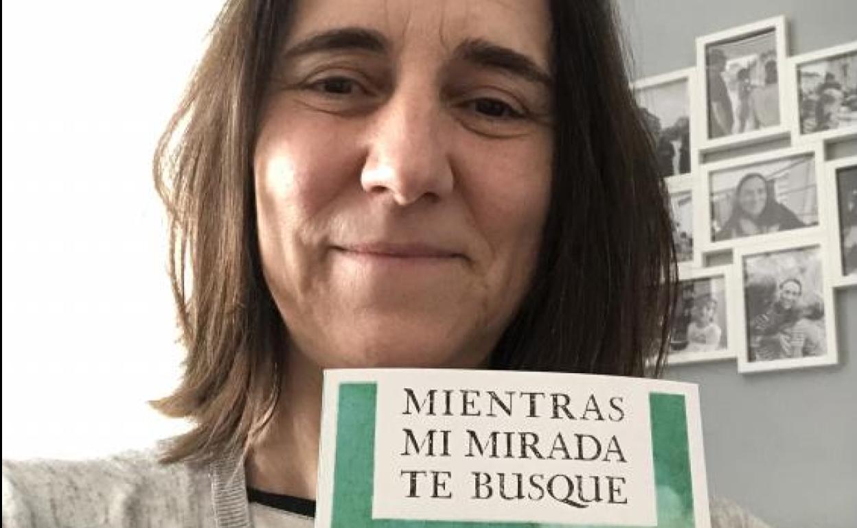 Aranzazu Sumalla con su libro. 