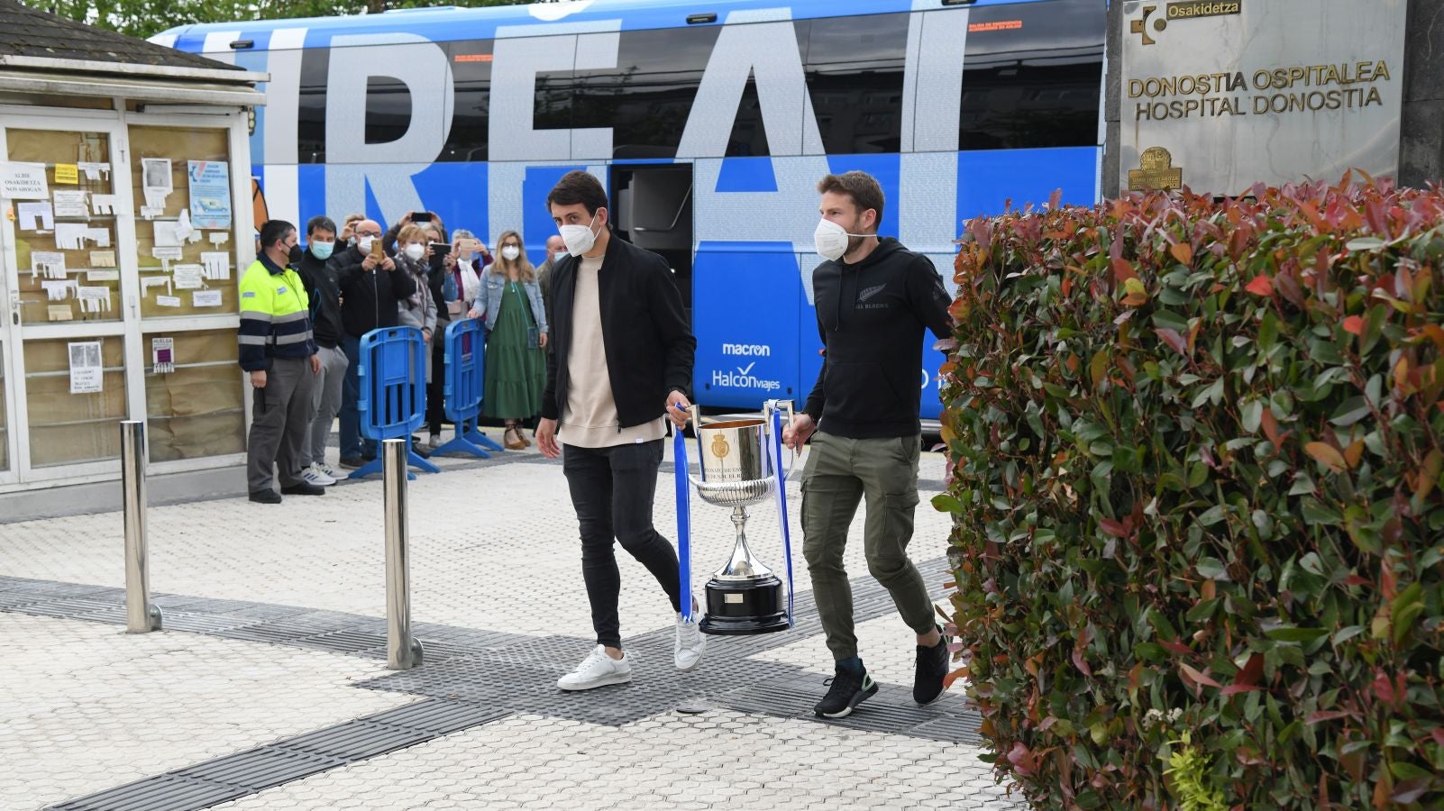 La Real Sociedad ha ofrecido este viernes el trofeo de la Copa del Rey a los sanitarios del Hospital Donostia